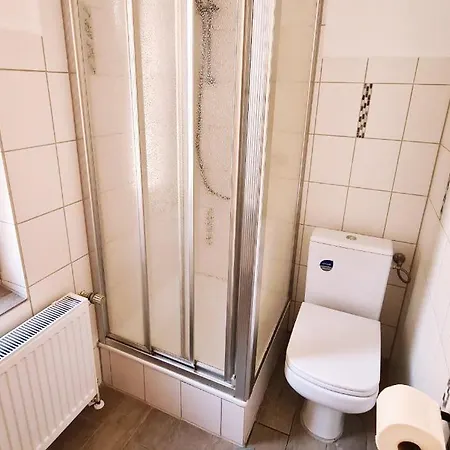 3 Flat With Terrace And Garden דירה *